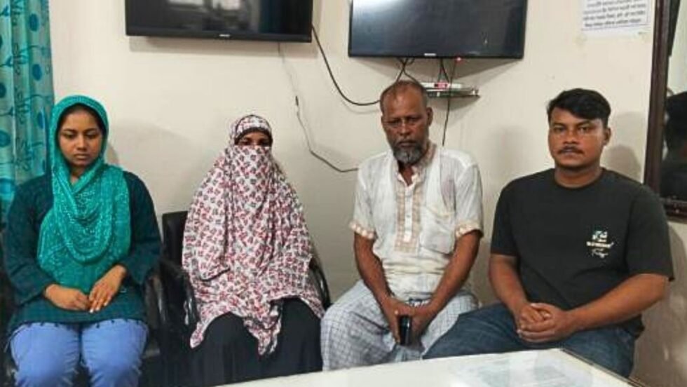 প্রেমের টানে পাথরঘাটা আসে সেই কিশোরীকে পরিবারের কাছে হস্তান্তর