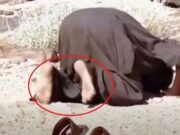 তপ্ত মরুর বুকে সিজদারত যুবক, স্রষ্টার প্রতি ভালোবাসার অনন্য দৃষ্টান্ত