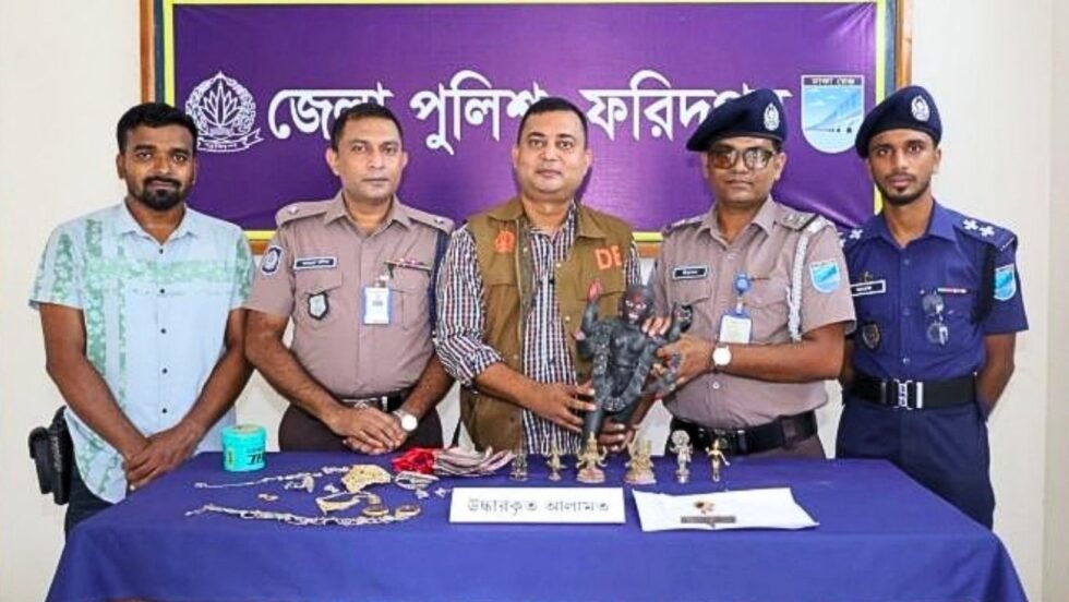 ফরিদপুরে কালীবাড়ি মন্দিরের কষ্টিপাথরের মূর্তি উদ্ধার, গ্রেপ্তার ৪