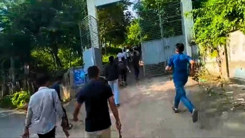 কুমিল্লা বিশ্ববিদ্যালয়ে লাইব্রেরিতে বসা নিয়ে সংঘর্ষ, আহত ১০