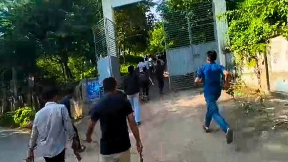 কুমিল্লা বিশ্ববিদ্যালয়ে লাইব্রেরিতে বসা নিয়ে সংঘর্ষ, আহত ১০