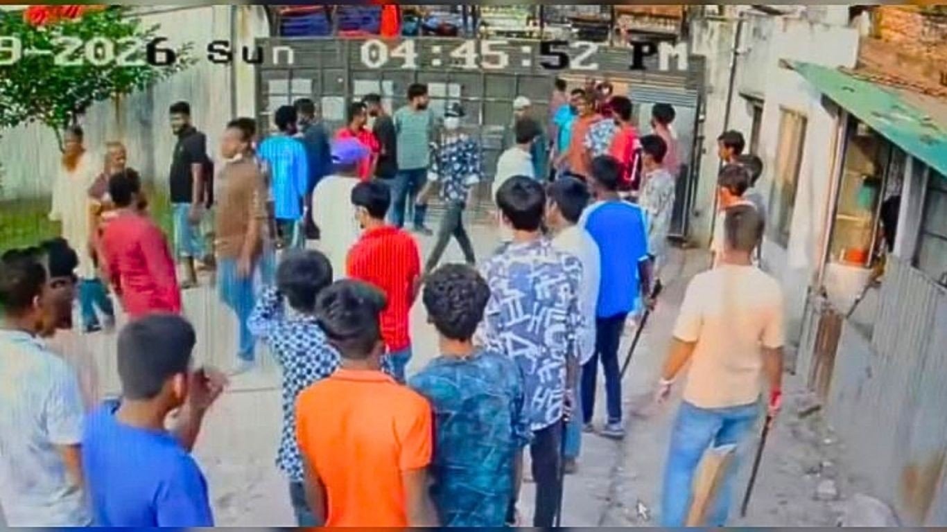 আশুলিয়ায় মাদ্রাসা-মার্কেট দখল নিতে মুখোশধারীদের হামলা, ভাঙচুর-লুটপাট