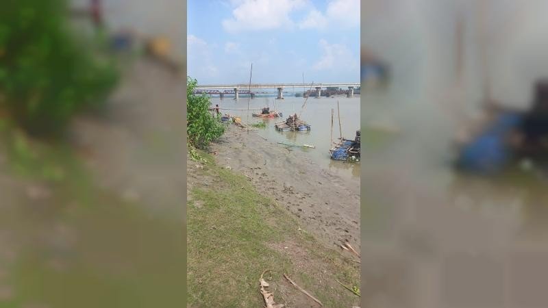 নির্মাণাধীন সোনাহাট সেতু ঝুঁকিতে রেখে দুধকুমার নদে অবৈধভাবে বালু উত্তোলন 