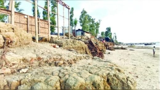 সাগর গিলছে একের পর এক গ্রাম