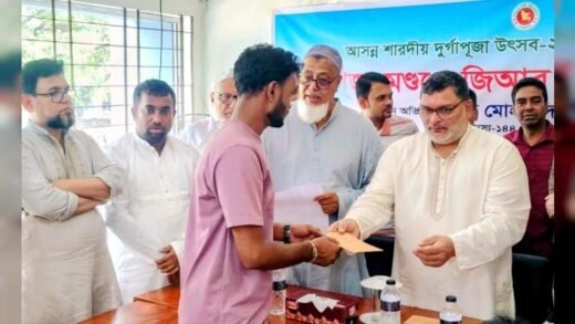 শেরপুরের নকলার ১৯টি পূজামণ্ডপে জিআর চাল বিতরণ