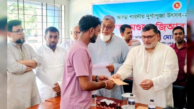 শেরপুরের নকলার ১৯টি পূজামণ্ডপে জিআর চাল বিতরণ