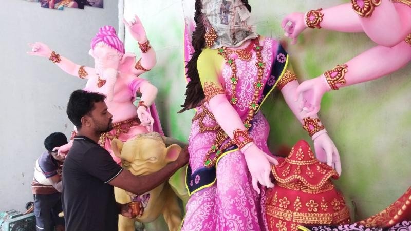 নড়াইলে প্রতিমা তৈরির কাজ প্রায় শেষ, চলছে রং-তুলির শেষ আঁচড়
