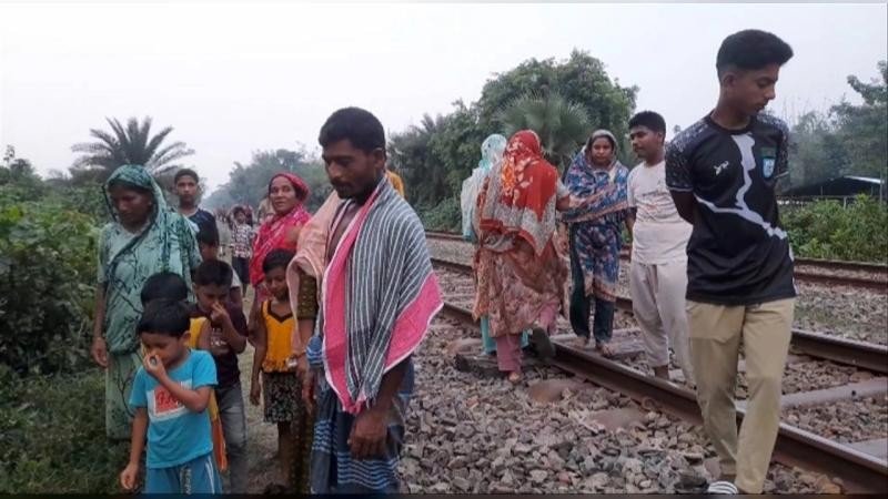 ট্রেনে কাটা পড়ে বিধবার ৮ ছাগলের মৃত্যু, দিশেহারা সামিরণ