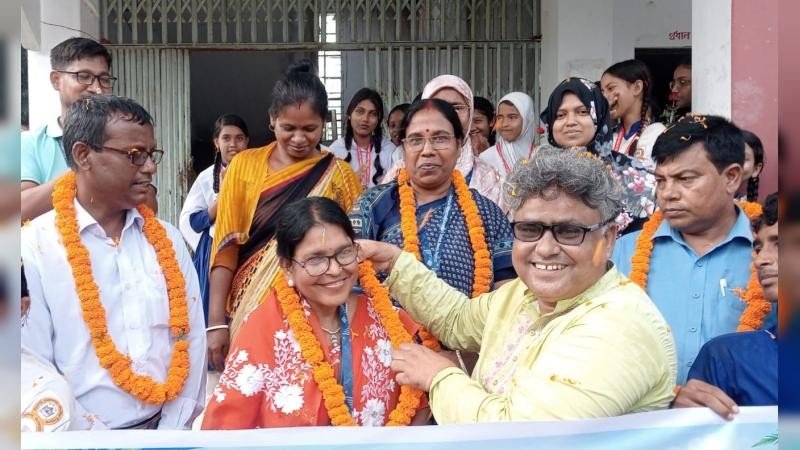 মোংলার চাঁদপাই স্কুলে ফুলের মালা পরিয়ে শিক্ষক দিবস পালন