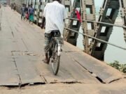 জোড়াতালির মেরামতে সোনাহাট সেতুতে ঝুঁকি নিয়ে চলাচল, চরম দূর্ভোগ