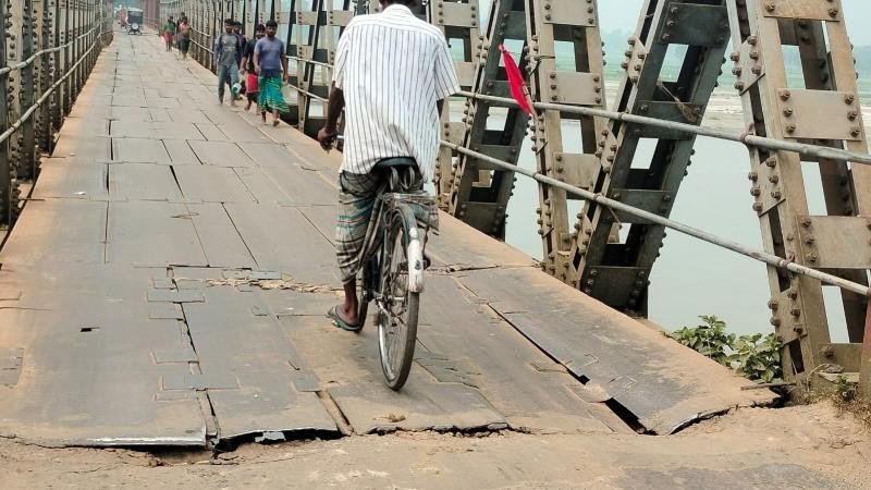 জোড়াতালির মেরামতে সোনাহাট সেতুতে ঝুঁকি নিয়ে চলাচল, চরম দূর্ভোগ