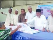 দুর্গোৎসব উপলক্ষে সাবেক চসিক মেয়র মনজুর আলমের নতুন বস্ত্র বিতরণ