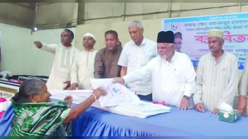 দুর্গোৎসব উপলক্ষে সাবেক চসিক মেয়র মনজুর আলমের নতুন বস্ত্র বিতরণ