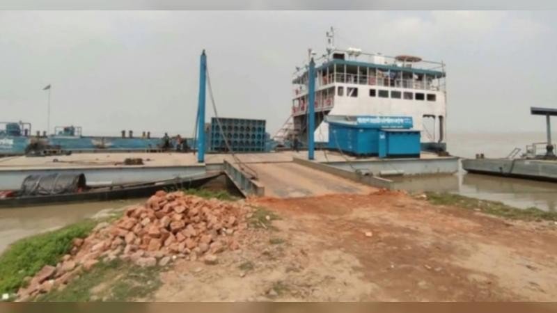 পদ্মায় তীব্র স্রোতে আবারও ধাওয়াপাড়া-নাজিরগঞ্জ নৌ রুটে ফেরি চলাচল বন্ধ