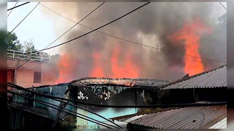 অগ্নিকাণ্ডে দুই পরিবারের বসতবাড়িসহ সর্বস্ব পুড়ে ছাই, এতে দেড় কোটি টাকার ক্ষতি