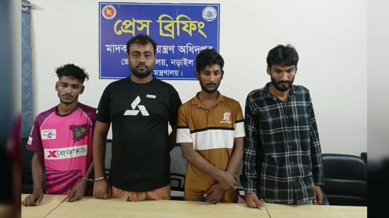 নড়াইলে ইয়াবা গাঁজাসহ ৪ যুবক আটক, ভ্রাম্যমাণ আদালতে কারাদণ্ড 