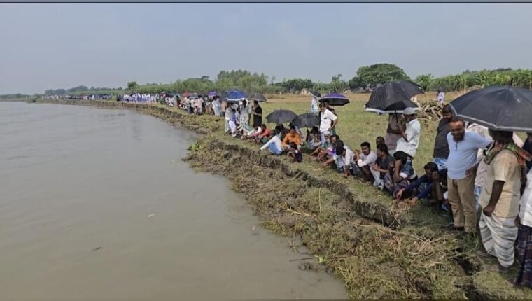 শরীয়তপুরের কাঁচিকাটায় নদীভাঙন রোধে মানববন্ধন, স্থায়ী বাঁধ নির্মাণের দাবি