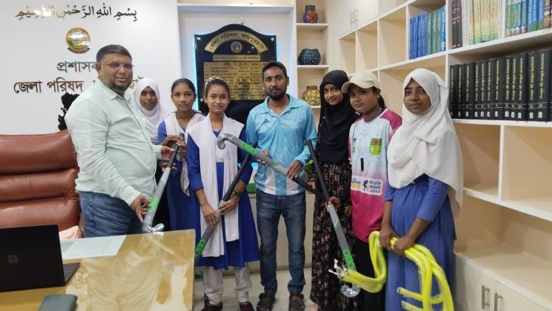 জয়পুরহাটে নারী খেলোয়াড়দের মাঝে ক্রীড়া সামগ্রী বিতরণ করলেন জেলা পরিষদ প্রশাসক