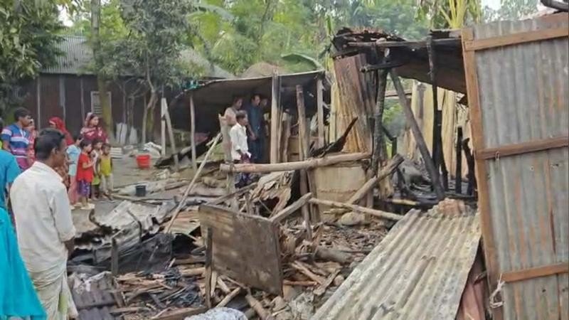 সরিষাবাড়ীতে আগুনে দিনমজুর দম্পতির স্বপ্ন পুড়ে ছাই