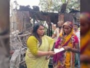 অগ্নিকাণ্ডে ক্ষতিগ্রস্ত দিনমজুর দম্পতির পাশে উপজেলা নির্বাহী কর্মকর্তা