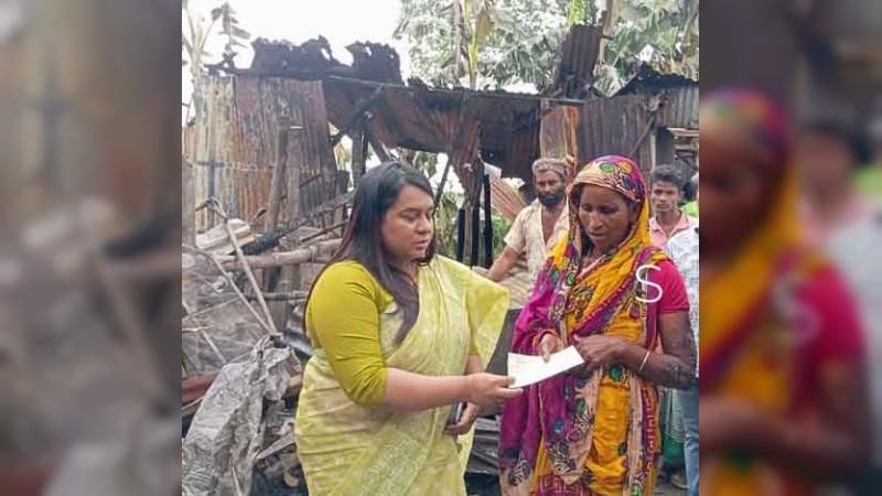 অগ্নিকাণ্ডে ক্ষতিগ্রস্ত দিনমজুর দম্পতির পাশে উপজেলা নির্বাহী কর্মকর্তা