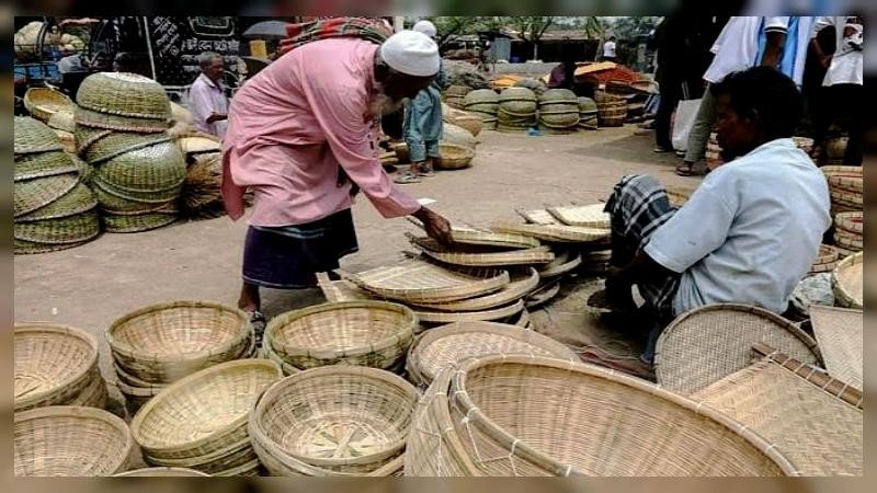 শেরপুরে প্লাস্টিকের দাপটেও টিকে আছে বাঁশ শিল্প