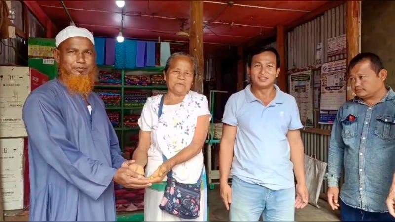 সততার অনন্য দৃষ্টান্ত: কুড়িয়ে পাওয়া স্বর্ণালংকার মালিকের হাতে তুলে দিলেন আনসার সদস্য