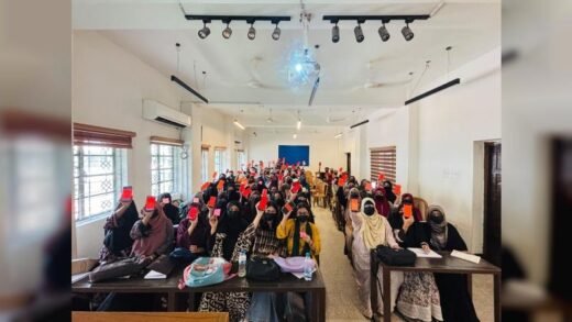 নিকাব ইস্যুতে অভিযুক্ত ঢাবির শিক্ষিকার বিরুদ্ধে শিক্ষার্থীদের লাল কার্ড প্রদর্শন