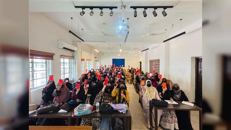 নিকাব ইস্যুতে অভিযুক্ত ঢাবির শিক্ষিকার বিরুদ্ধে শিক্ষার্থীদের লাল কার্ড প্রদর্শন