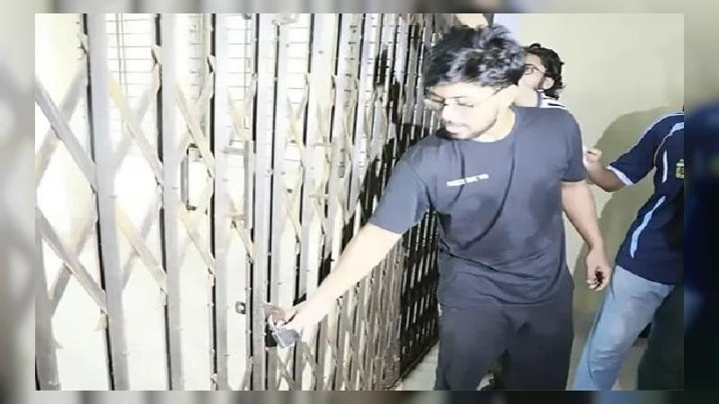 চুয়েটে তালা ভেঙ্গে ভিসির প্রবেশ: শিক্ষার্থীরা পাল্টা তালা দিলো কার্যালয়ে