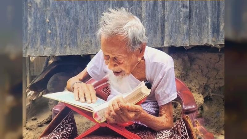 ১২৩ বছর বয়সে চশমা ছাড়াই কোরআন পড়া সেই আব্বাস প্রামানিকের মৃত্যু