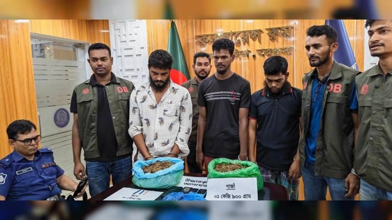বরগুনায় মাদকসহ গ্রেপ্তার ৫, হানিট্র্যাপ চক্রের সদস্য আটক