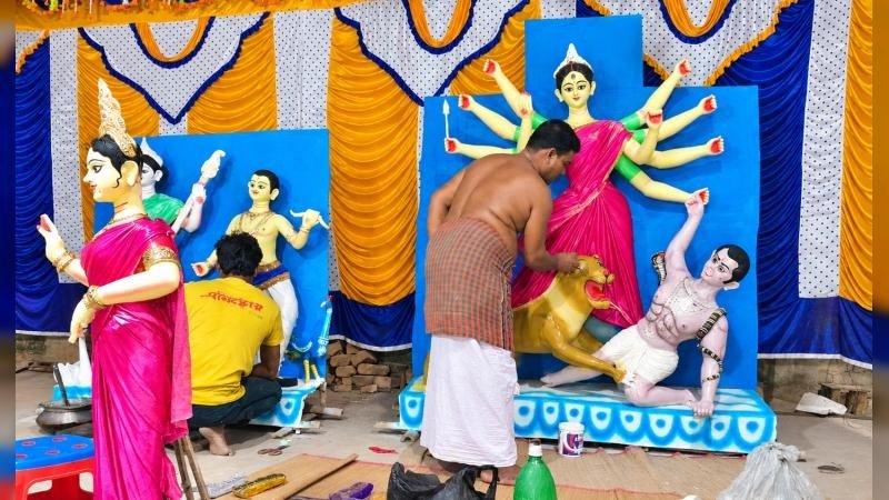 নন্দীগ্রামে ৪৮টি মণ্ডপে চলছে দুর্গাপূজার শেষ মুহূর্তের প্রস্তুতি