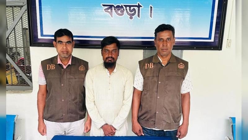 শেরপুরে ডিবি পুলিশের অভিযানে চোরাই মোটরসাইকেল ও ইয়াবাসহ আটক ১