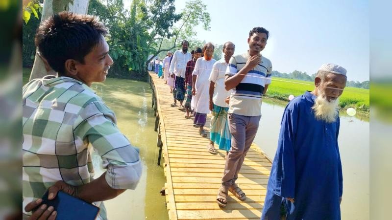 শ্রীবরদীতে নিজ অর্থায়নে সাঁকো নির্মাণ করে দিলেন মাওলানা আরিফুর রহমান