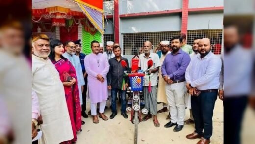 চুয়াডাঙ্গায় প্রতিবন্ধী সন্তানের বাবার মুখে হাসি ফোটালেন এমপি রাসেল, উপহার দিলেন নতুন পাখি ভ্যান