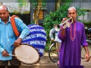 জীবিকার লড়াইয়ে ৭০ বছরেও ঢাক নিয়ে বাদ্য বাজাচ্ছেন গৌরাঙ্গ