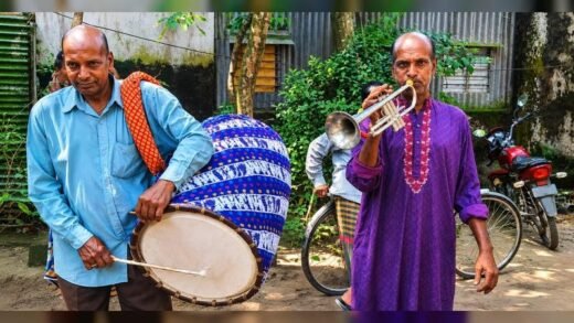 জীবিকার লড়াইয়ে ৭০ বছরেও ঢাক নিয়ে বাদ্য বাজাচ্ছেন গৌরাঙ্গ