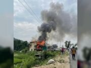 সন্তানকে বুকে আগলে রাখে মা, দুজনকে বাঁচাতে বাবার শেষ লড়াই!