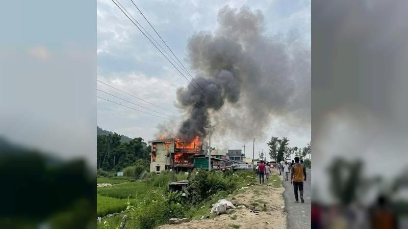 সন্তানকে বুকে আগলে রাখে মা, দুজনকে বাঁচাতে বাবার শেষ লড়াই!