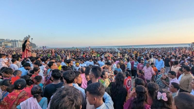 সাগরের জলে প্রতিমা বিসর্জন, তীরে সম্প্রীতির মেলা