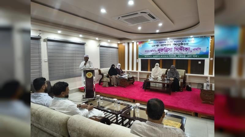 রাজবাড়ীতে ২৩ অসহায় ব্যক্তিকে ১০ হাজার টাকা করে অনুদান