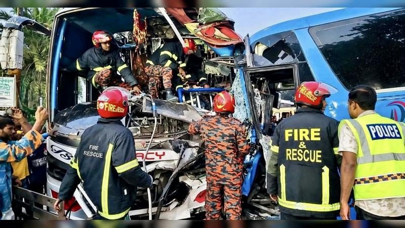 নাটোরের বনপাড়ায় ফের যাত্রীবাহী দুই বাসের মুখোমুখি সংঘর্ষে নিহত ১, আহত অন্তত ২৫ জন