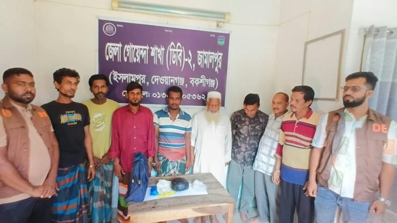 জামালপুরে কষ্টিপাথরসদৃশ বস্তু, মদ ও গাঁজাসহ আটক ১১