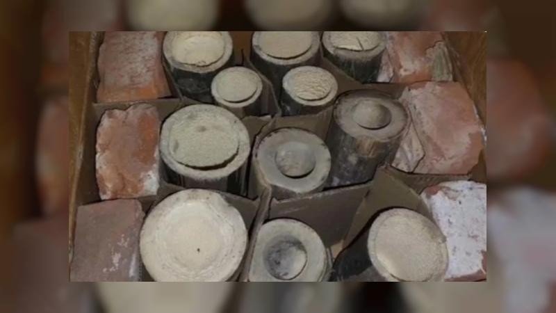 কুমিল্লায় ৫ লাখ টাকার পণ্যের কার্টনে মিলল ইট ও বাঁশ