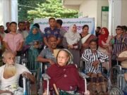 খাগড়াছড়িতে শারিরীক প্রতিবন্ধীদের মাঝে হুইলচেয়ার ও সাদাছড়া বিতরণ