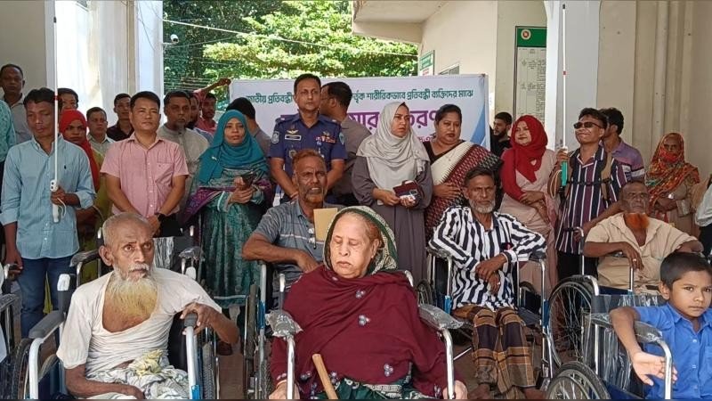 খাগড়াছড়িতে শারিরীক প্রতিবন্ধীদের মাঝে হুইলচেয়ার ও সাদাছড়া বিতরণ