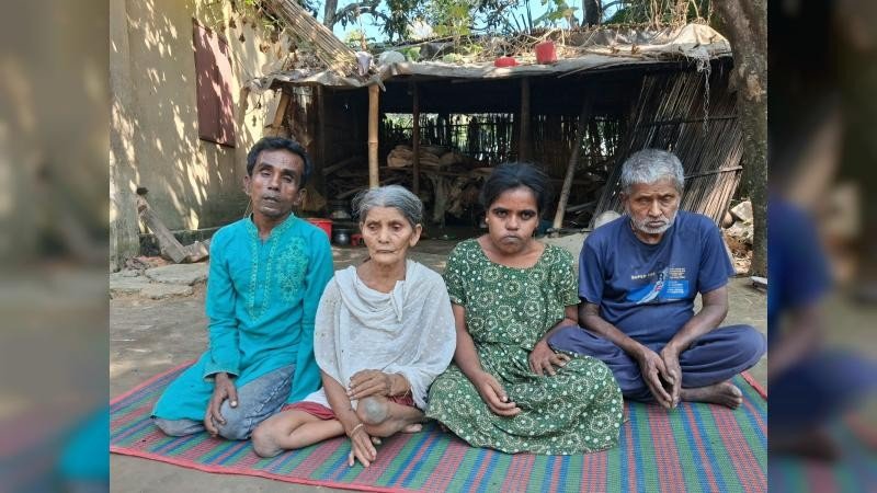 পরিবারের ৫ জনই প্রতিবন্ধী, সংসারের দায়িত্ব নিয়েছেন জটিল রোগে আক্রান্ত আরেক প্রতিবন্ধী