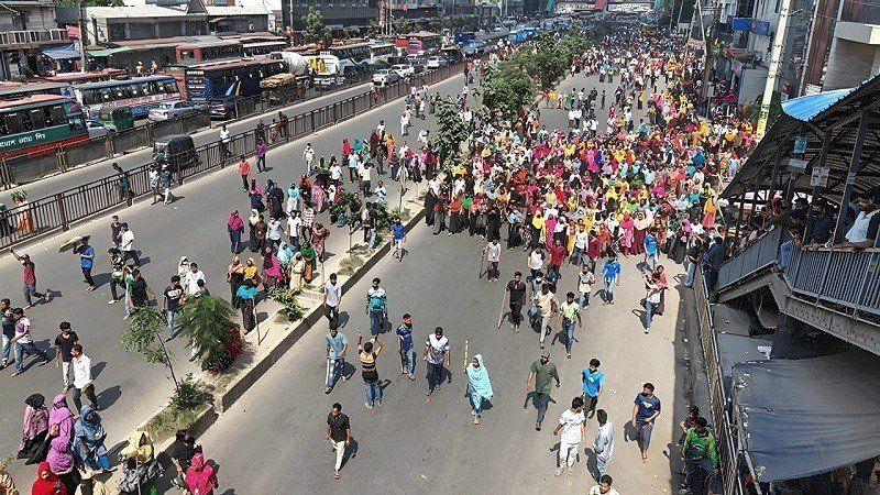 উত্তরায় ফের পোশাকশ্রমিকদের সড়ক অবরোধ, যান চলাচল বন্ধ