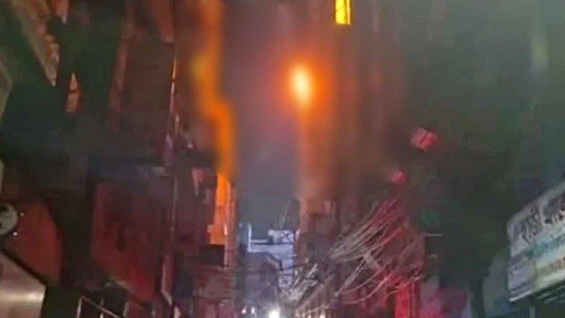 ৩৭ ঘণ্টার চেষ্টায় নিভল চকবাজারের আগুন
